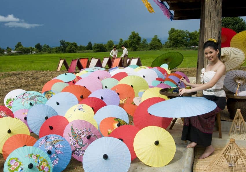 Handwerkskunst in Chiang Mai Handwerkskunst in Chiang Mai Schirme bemalen Thailand