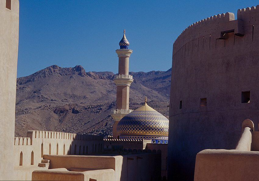 Oman_Reinholz_Nizwa_Fort_Zinnen_Minarett_Gebirge EWTC Blog Oman