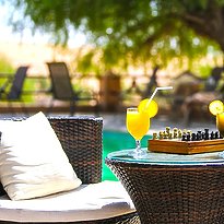 Am Pool - 1000 Nights Camp