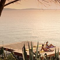 Holz-Sonnendeck - Capo D'Orso Hotel Thalasso & Spa