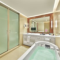 Premier / Club Room Badezimmer - The Ritz-Carlton, Bahrain