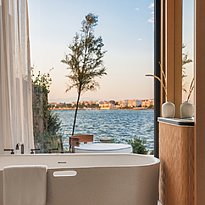 Aesthesis Bungalow Seafront Kingsize-Bett - One&Only Aesthesis Athens