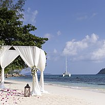 Strand Hochzeitsarrangement - Raffles Seychelles