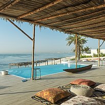 Pool der Beach Bar Smokin' Pineapple - Nurai Island