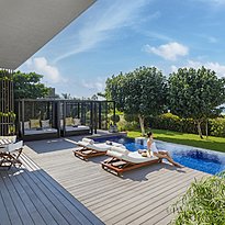 Pooldeck der Beachfront Pool Villa