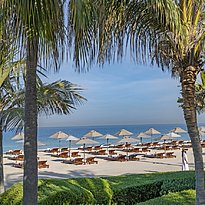 Strand mit Liegen im Oberoi Al Zorah