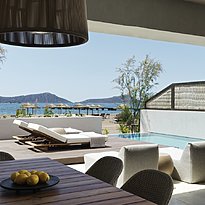 WOW Beachfront Infinity 1 BR Suite - W Costa Navarino
