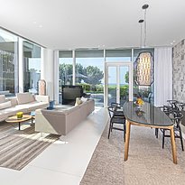 Wohn- und Essbereich der Beachfront Pool Villa