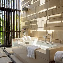 The Pavilion Signature Suite Badezimmer - The Ritz-Carlton, Bali