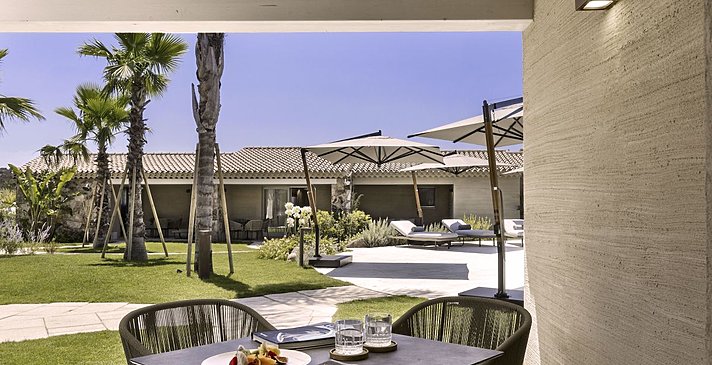 King Bed Deluxe Laguna View - 7Pines Resort Sardinia 